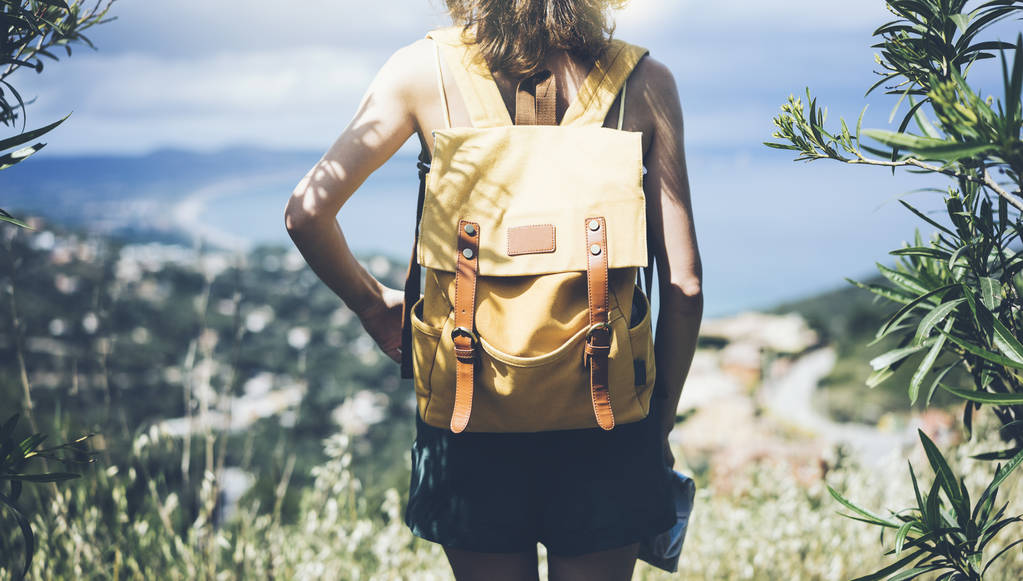 年轻女人站在一起的背包 照片 年轻女人站在一起的背包 照片