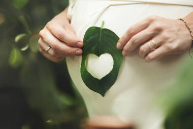 懷孕的女孩舉行肚皮圖片