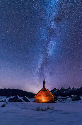 男性的徒步旅行者在晚上山 图片