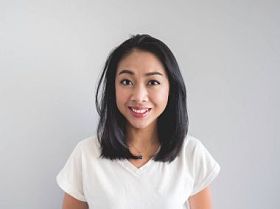 微笑亚洲妇女平直的面孔画像在白色 t恤衫