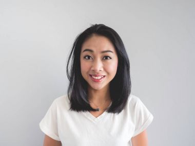 微笑亚洲妇女平直的面孔画像在白色 t恤衫