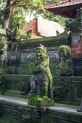 站在神庙的台阶上的印度教雕像