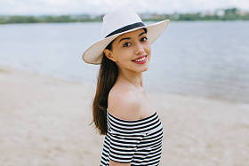 在海滩上的帽子的女人
