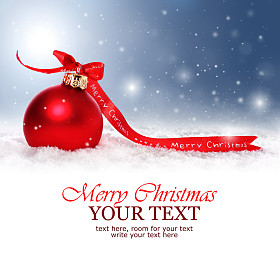 与红色摆设、 雪和雪花圣诞背景