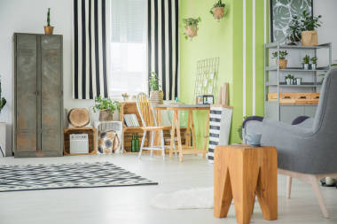 明亮的公寓，與舊衣柜圖片