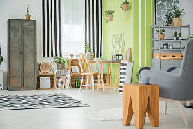 明亮的公寓，与旧衣柜图片