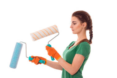 穿制服的年輕的黑發(fā)女人生成器使裝修用涂料滾子在她手中造成孤立在白色背景上的配置文件