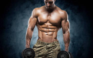 健壯的年輕人在深色背景上的工作室