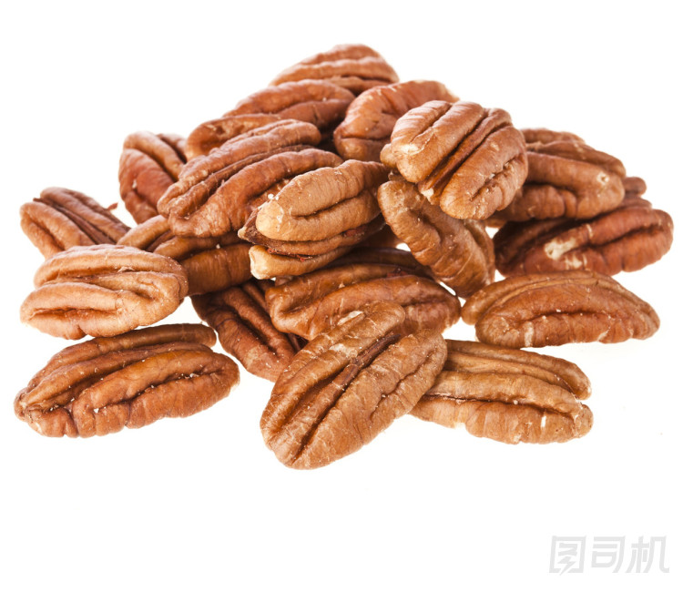 去皮的核桃堅果接近、 達(dá)到、 孤立在白色背景