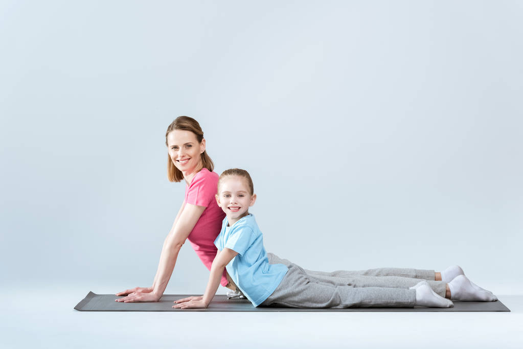 运动型的母亲和女儿 运动型的母亲和女儿