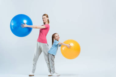 母亲和女儿与健身球