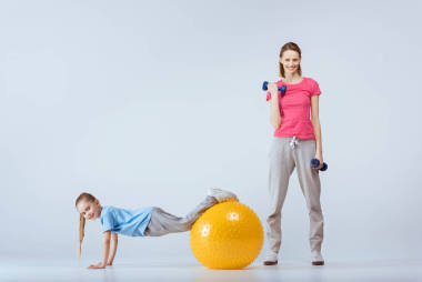 運(yùn)動(dòng)型的母親和女兒