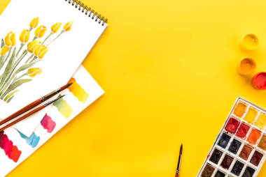 图纸、 颜料和画笔照片