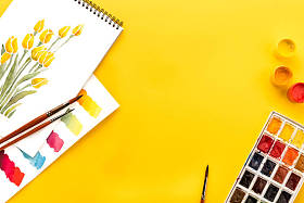 图纸、 颜料和画笔照片