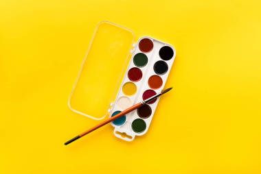 画笔和颜料在桌子上照片