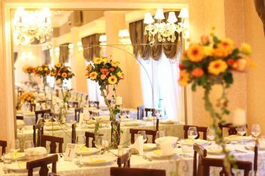 美麗的花朵裝飾在桌子上