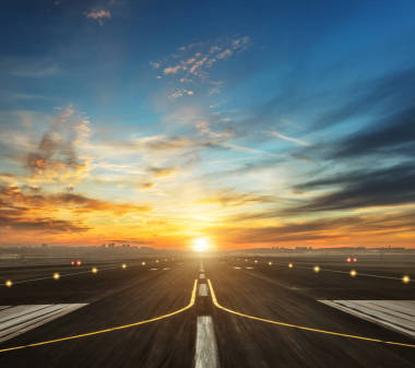機場跑道在黃昏的夕陽光圖片
