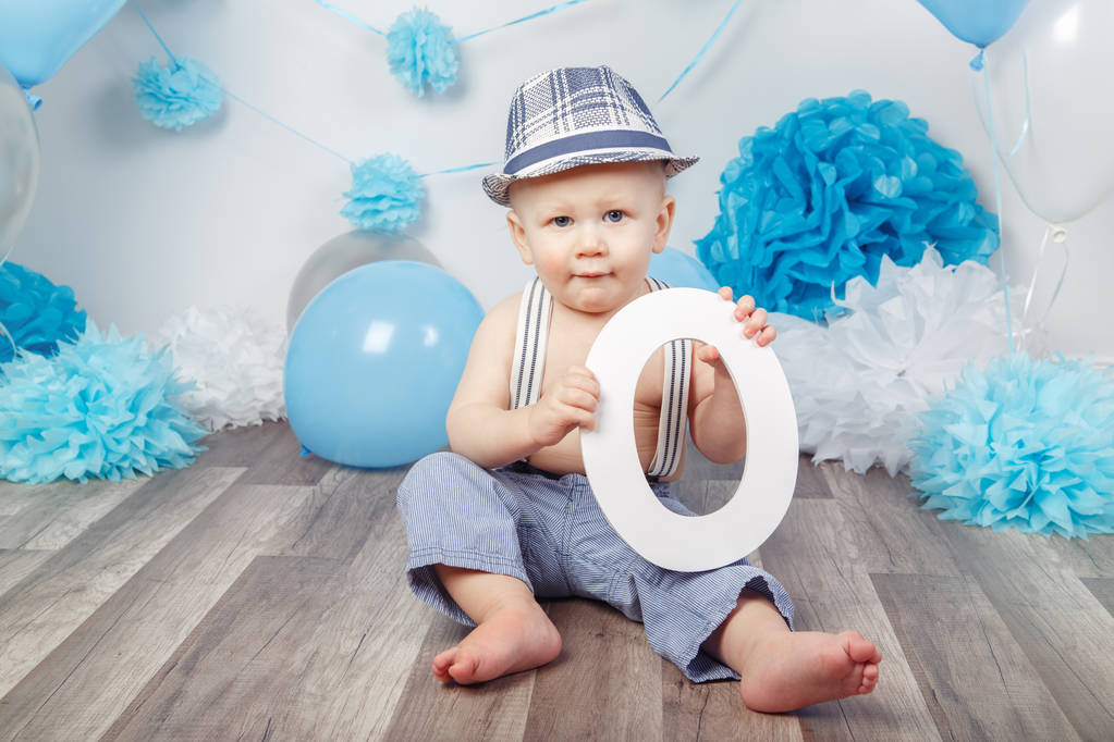 男孩抱着大字母 O图片 男孩抱着大字母 O图片