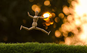 木制假跳有感觉幸福照片