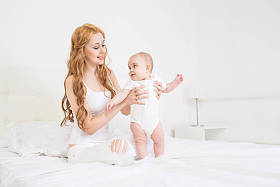 妈妈在玩婴孩.图片