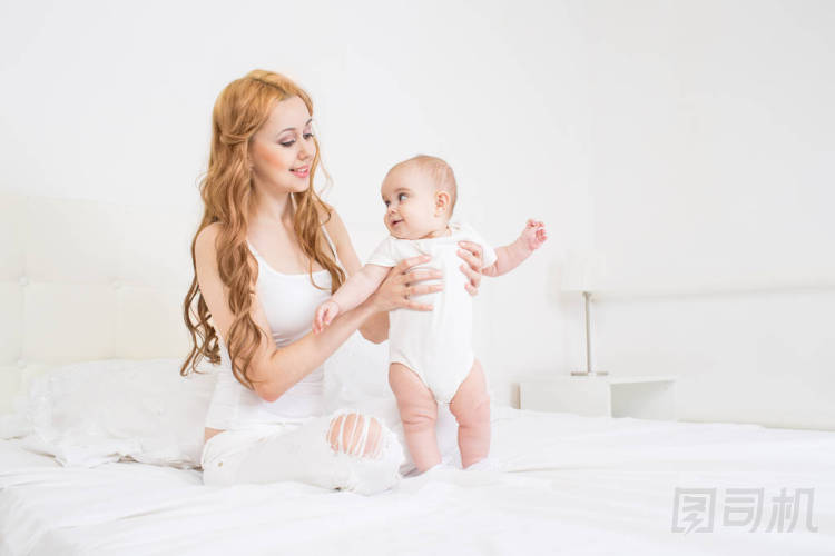 媽媽在玩嬰孩.圖片