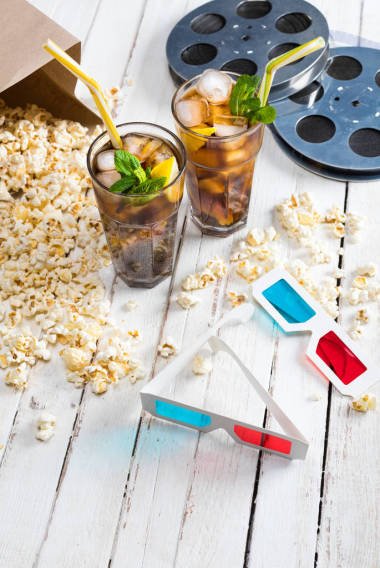 冰的茶與電影爆米花卷軸圖片