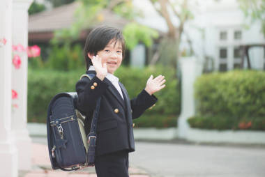 學生去學校上學，揮手告別