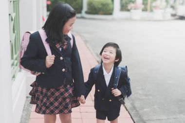 亞洲兒童一起牽著的手