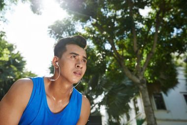 越南運(yùn)動(dòng)員在耳機(jī)