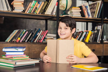 在图书馆学习的小学生图片