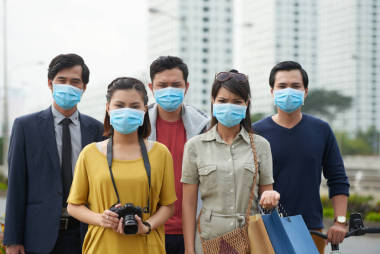 不滿的臉上表情的人