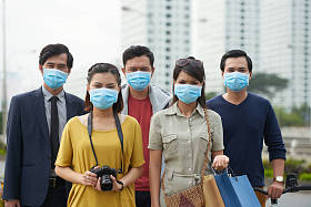 不满的脸上表情的人