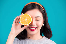 亚洲女孩控股橙色图片