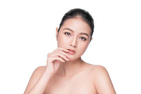 亚洲女孩看着相机