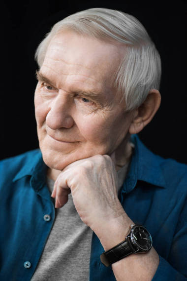 英俊的高级人图片