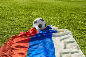 俄罗斯联邦和球的旗帜.照片