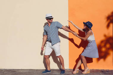 愛在夏天旅行的情侶圖片