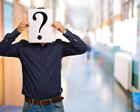 男子用问号板站图片