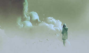 孤独的女人站在烟前