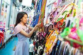 女人在街头市场购物照片