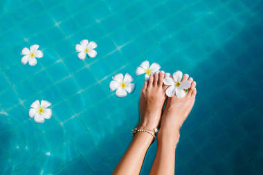 在游泳池里的漂亮女性的脚图片