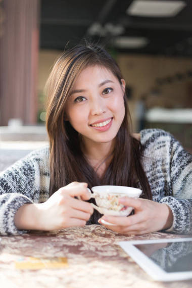 年輕漂亮的中國(guó)女人在咖啡館圖片