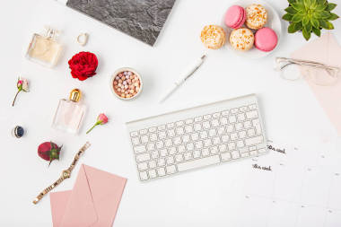 白色的办公室女性工作区与 pc 机的顶视图