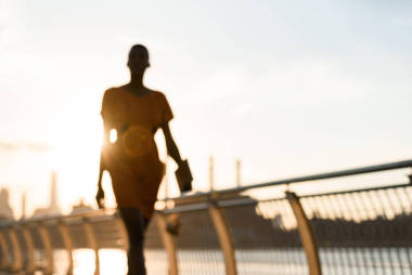 走在前面工業(yè)景觀的女商人的剪影