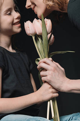 女儿和母亲带着郁金香花图片