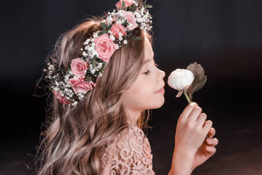 在花花圈的女孩圖片