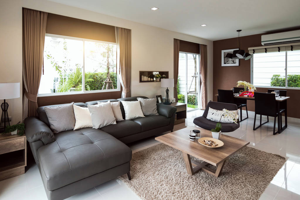 美丽的室内硬木地板和视图的新勒克斯 美丽的室内硬木地板和视图的新勒克斯