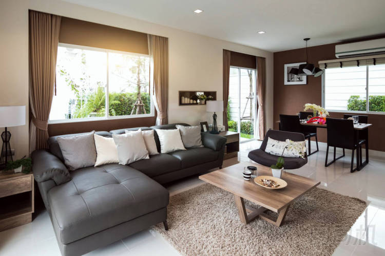 美麗的室內(nèi)硬木地板和視圖的新勒克斯