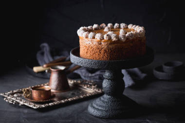 與咸的焦糖和榛子的生日蛋糕