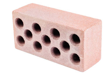 一块砖在白色背景上穿孔